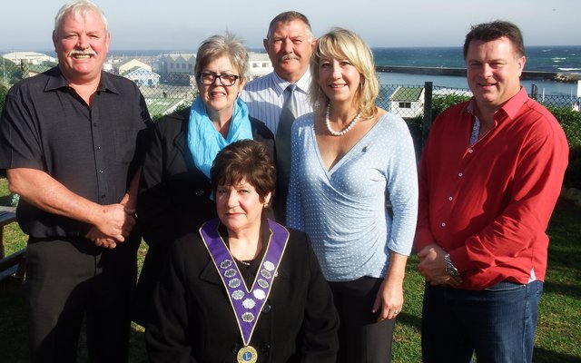 Gansbaai Lionsklub se 2015/2016 ampsdraers, met voor (Lion President) Ina Ogilvie en agter vlnr Boats van Staden, Christa de Vries, Arend van Zyl en Johanna en Jan le Roux